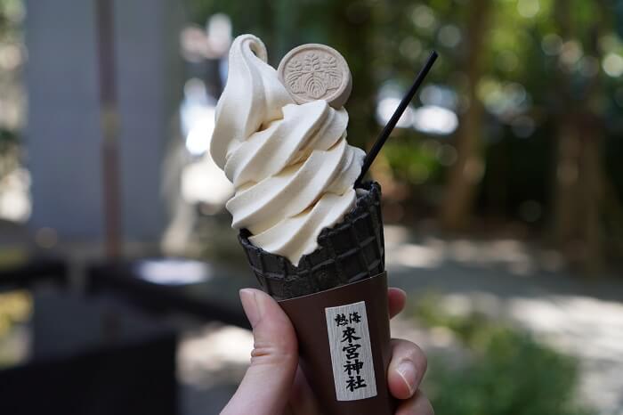 熱海来宮神社名物の麦こがしのソフトクリーム。