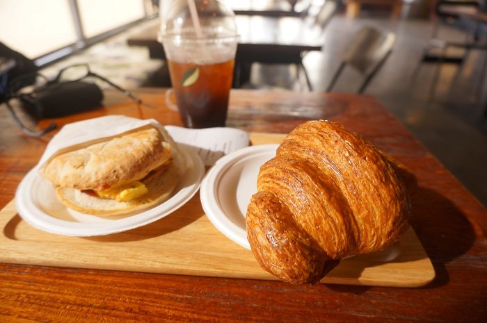 ガラパン地区なら、朝食つけないでも、朝からやってるカフェがいっぱいあるよ。