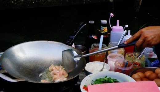 【海外旅行トラブル】バンコクの水上マーケットで屋台メシを食べた結果…