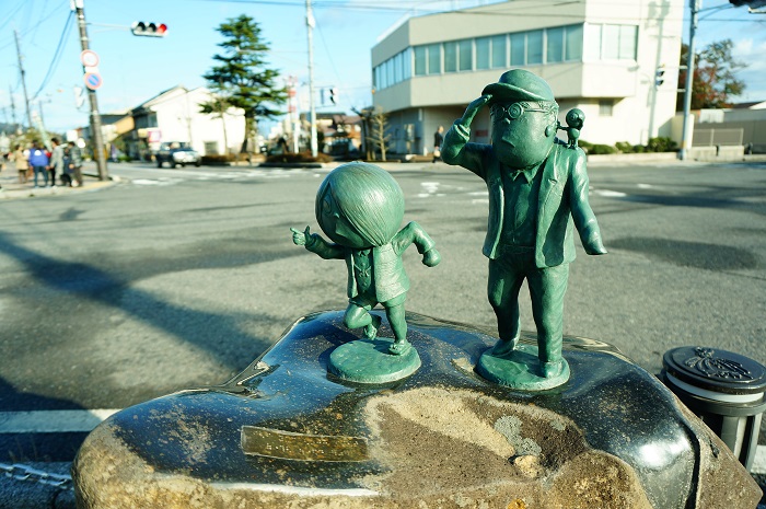 鳥取県境港市にある水木しげるロードには銅像がいっぱい。水木先生もいるよ。