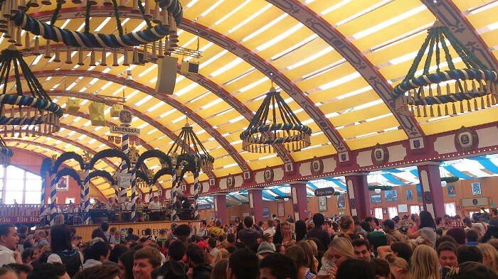 レーベンブロイ（ドイツ語: Löwenbräu）のテントの様子。