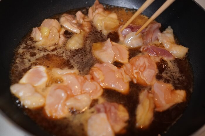 名古屋コーチンのお肉とお出汁で煮込みます！