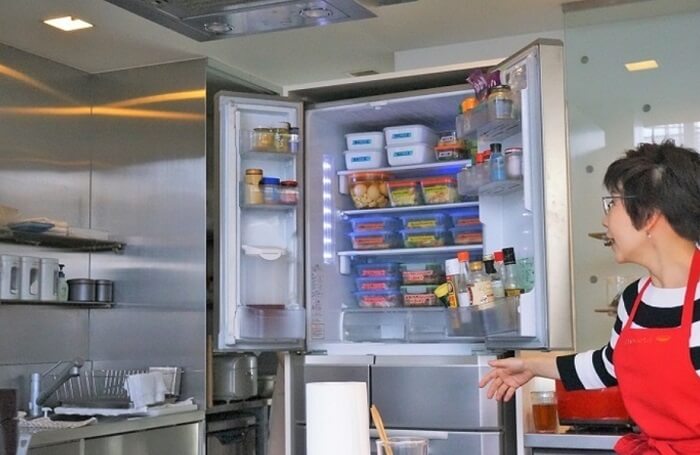 つくりおきおかずのタッパーが並んだ冷蔵庫。朝起きてつめるだけのラクラク弁当生活をはじめよう