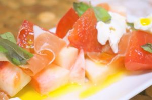 桃とトマト、生ハムとモッツァレラチーズ、バジルをフォロのドレッシングやオリーブオイルであえただけのシンプルなお料理のレシピです。