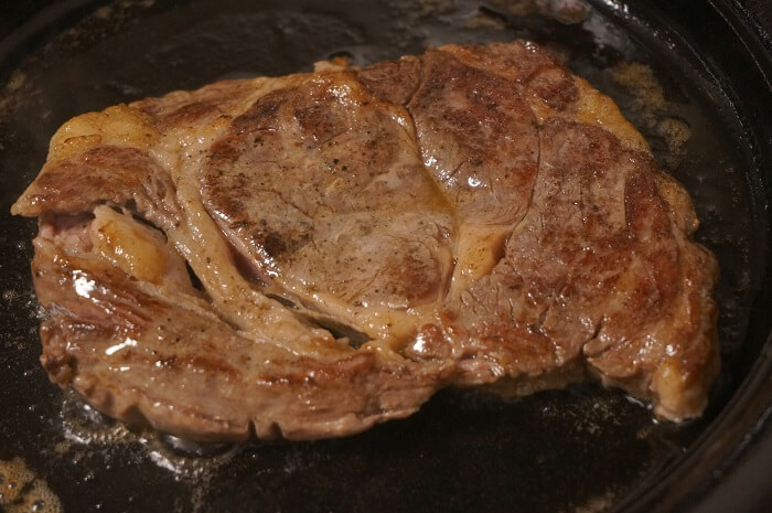 低温調理×鉄のフライパンでレストランクオリティのステーキを焼いてみた。