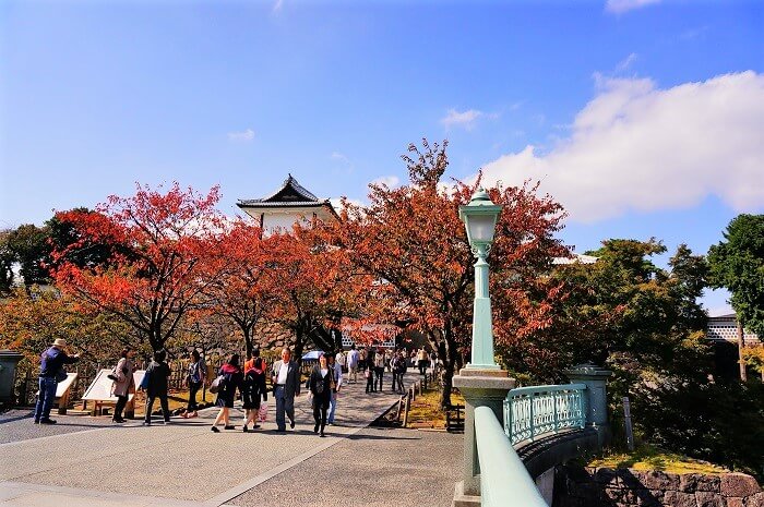 金沢の兼六園は紅葉の季節がおすすめ！徒歩圏内の人気ホテルも