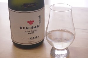 「KUNISAKI」の日本酒とグラス。
