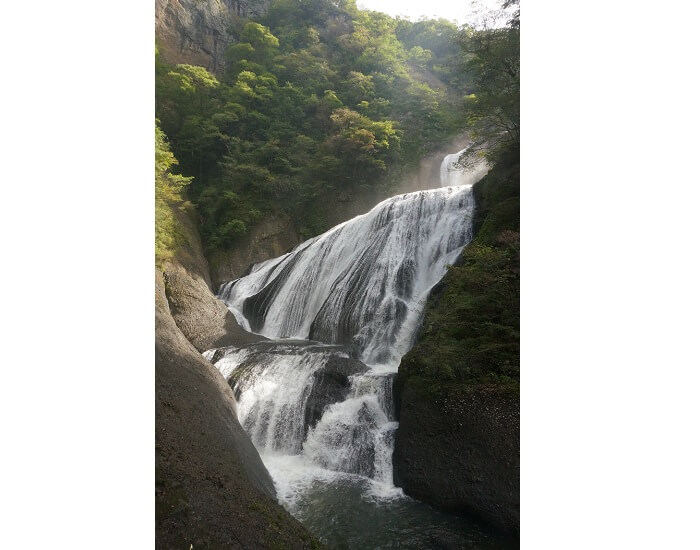 下から見上げる袋田の滝の全景。