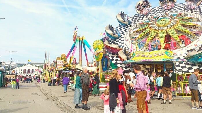 ミュンヘンで開催されているオクトーバーフェストの移動遊園地。