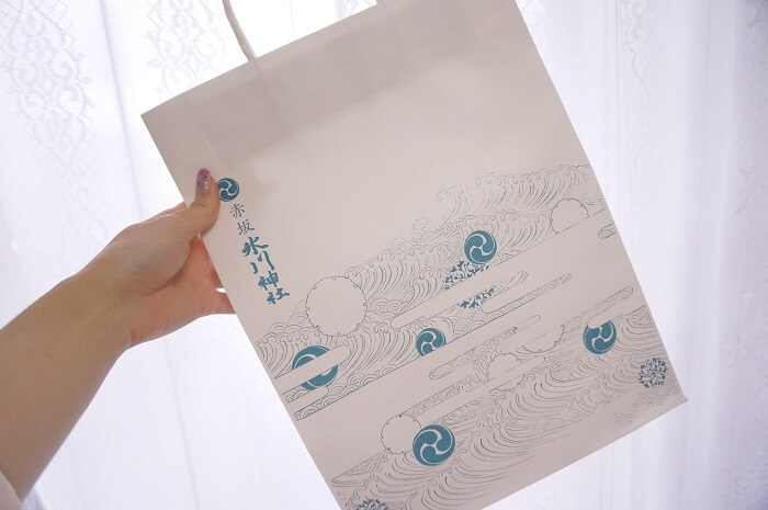 半紙が見つからなかったので、神社の紙袋で代用することに。｜家でお正月のしめ縄飾りを捨てる方法。1月7日の朝の日記