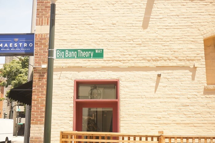 パサディナの街に実在する！「Big Bang Theory Way（ビッグバンセオリーウェイ）」